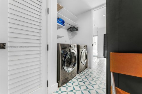 House in Miami, Florida 4 bedrooms, 243.22 sq.m. № 1962729 - photo 30