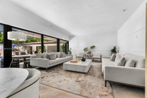 House in Miami, Florida 4 bedrooms, 243.22 sq.m. № 1962729 - photo 4