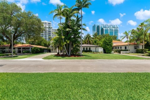 House in Miami, Florida 4 bedrooms, 243.22 sq.m. № 1962729 - photo 2