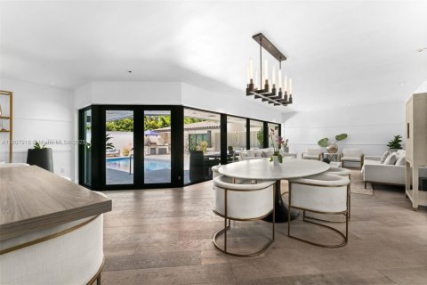 House in Miami, Florida 4 bedrooms, 243.22 sq.m. № 1962729 - photo 10