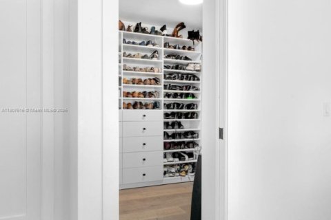 House in Miami, Florida 4 bedrooms, 243.22 sq.m. № 1962729 - photo 15