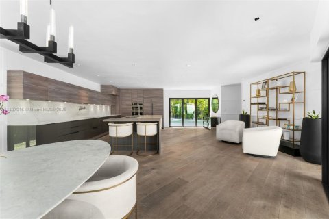 House in Miami, Florida 4 bedrooms, 243.22 sq.m. № 1962729 - photo 6