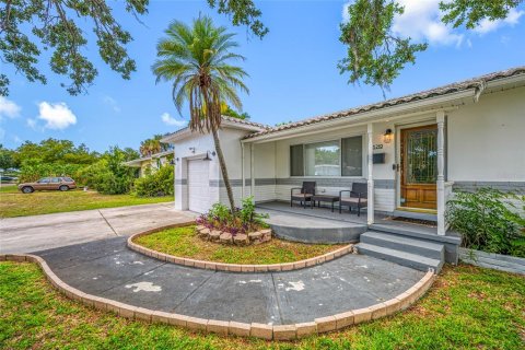Villa ou maison à Saint Petersburg, Floride 2 chambres, 98.01 m2 № 2330281