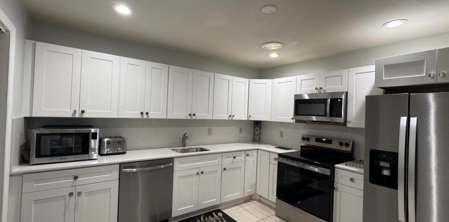 Apartment in Hypoluxo, Florida 2 bedrooms, 115.48 sq.m. № 2180260