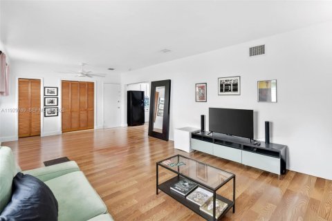 Condominio en venta en Miami Beach, Florida, 1 dormitorio, 82.22 m2 № 1996200 - foto 2