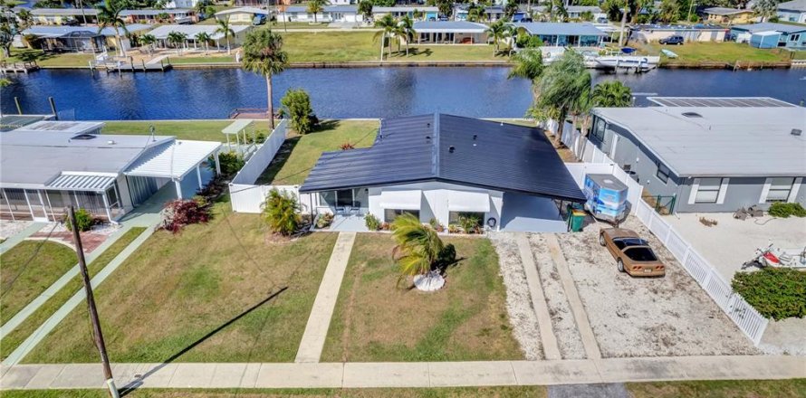 Casa en Port Charlotte, Florida 3 dormitorios, 116.13 m2 № 1787857