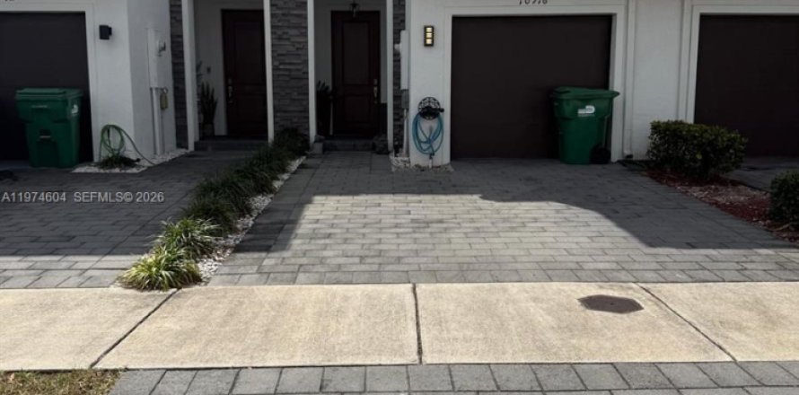 Townhouse in Homestead, Florida 3 bedrooms, 142.14 sq.m. № 2036029