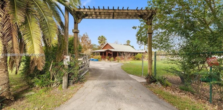 Casa en South Bay, Florida 3 dormitorios, 183.57 m2 № 2049827