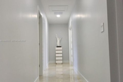 Снять в аренду виллу или дом в Норт-Майами, Флорида 4 спальни, 321.26м2, № 2152701 - фото 12