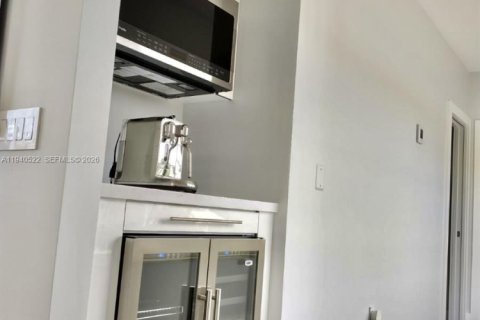 Снять в аренду виллу или дом в Норт-Майами, Флорида 4 спальни, 321.26м2, № 2152701 - фото 6