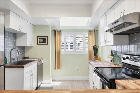 Townhouse in Tarpon Springs, Florida 2 bedrooms, 108.7 sq.m. № 1776947 - photo 12