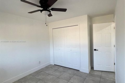 Propiedad comercial en venta en Lehigh Acres, Florida № 2081516 - foto 11