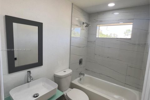 Propiedad comercial en venta en Lehigh Acres, Florida № 2081516 - foto 9