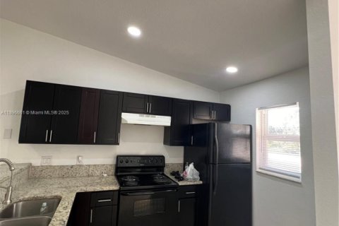 Propiedad comercial en venta en Lehigh Acres, Florida № 2081516 - foto 6