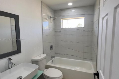 Propiedad comercial en venta en Lehigh Acres, Florida № 2081516 - foto 10