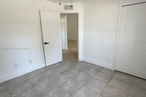 Propiedad comercial en venta en Lehigh Acres, Florida № 2081516 - foto 4