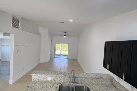 Propiedad comercial en venta en Lehigh Acres, Florida № 2081516 - foto 17