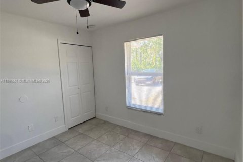 Propiedad comercial en venta en Lehigh Acres, Florida № 2081516 - foto 14