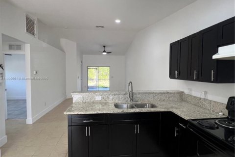 Propiedad comercial en venta en Lehigh Acres, Florida № 2081516 - foto 5