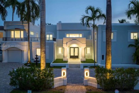 House in Hollywood, Florida 8 bedrooms, 624.12 sq.m. № 1951097 - photo 1