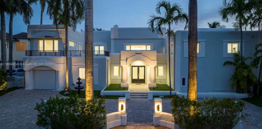 House in Hollywood, Florida 8 bedrooms, 624.12 sq.m. № 1951097