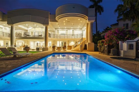 House in Hollywood, Florida 8 bedrooms, 624.12 sq.m. № 1951097 - photo 27