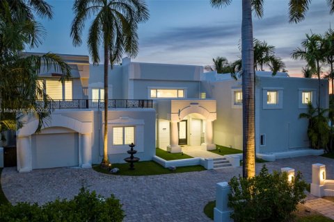 House in Hollywood, Florida 8 bedrooms, 624.12 sq.m. № 1951097 - photo 24