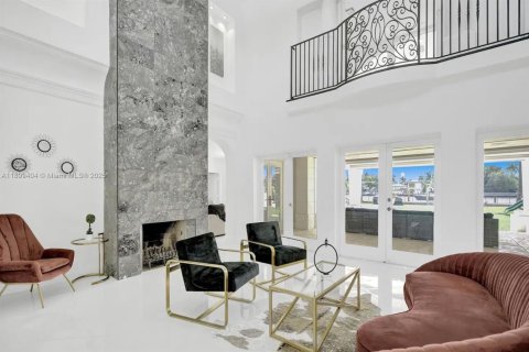 House in Hollywood, Florida 8 bedrooms, 624.12 sq.m. № 1951097 - photo 6