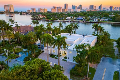 House in Hollywood, Florida 8 bedrooms, 624.12 sq.m. № 1951097 - photo 4