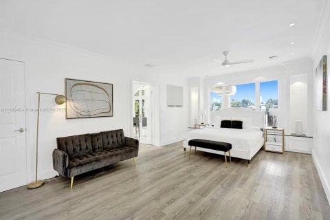 House in Hollywood, Florida 8 bedrooms, 624.12 sq.m. № 1951097 - photo 11