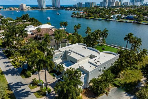 House in Hollywood, Florida 8 bedrooms, 624.12 sq.m. № 1951097 - photo 17