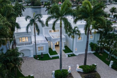 House in Hollywood, Florida 8 bedrooms, 624.12 sq.m. № 1951097 - photo 14