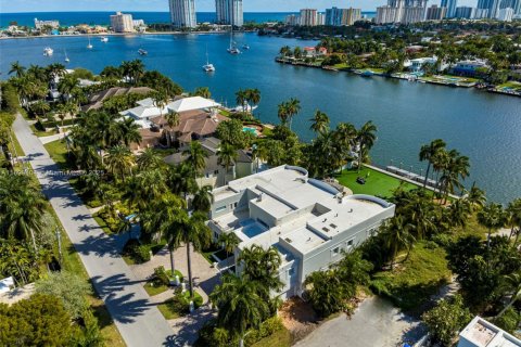 House in Hollywood, Florida 8 bedrooms, 624.12 sq.m. № 1951097 - photo 5