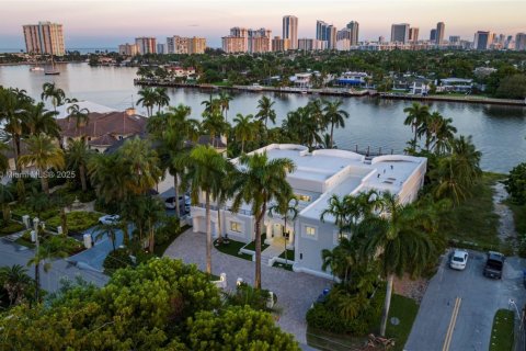 House in Hollywood, Florida 8 bedrooms, 624.12 sq.m. № 1951097 - photo 22