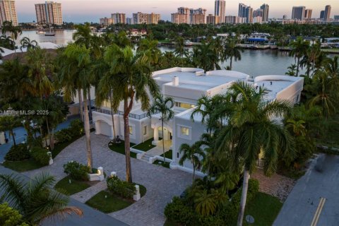 House in Hollywood, Florida 8 bedrooms, 624.12 sq.m. № 1951097 - photo 23