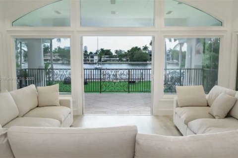 House in Hollywood, Florida 8 bedrooms, 624.12 sq.m. № 1951097 - photo 8