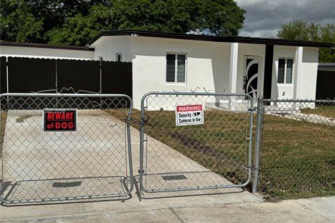 House in Miami Gardens, Florida 3 bedrooms, 130.53 sq.m. № 2043257 - photo 4