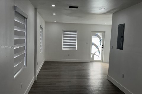 House in Miami Gardens, Florida 3 bedrooms, 130.53 sq.m. № 2043257 - photo 9