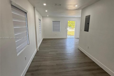 House in Miami Gardens, Florida 3 bedrooms, 130.53 sq.m. № 2043257 - photo 15