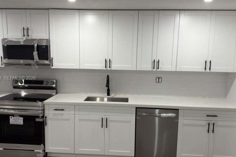 House in Miami Gardens, Florida 3 bedrooms, 130.53 sq.m. № 2043257 - photo 11