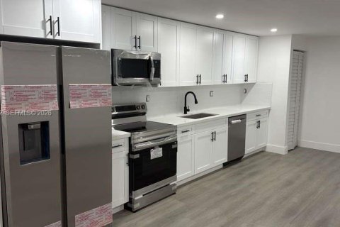 House in Miami Gardens, Florida 3 bedrooms, 130.53 sq.m. № 2043257 - photo 10