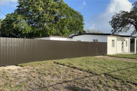 House in Miami Gardens, Florida 3 bedrooms, 130.53 sq.m. № 2043257 - photo 7