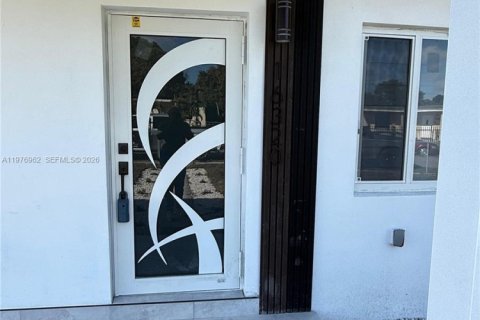 House in Miami Gardens, Florida 3 bedrooms, 130.53 sq.m. № 2043257 - photo 2