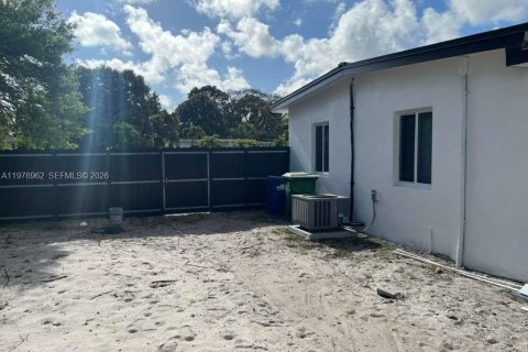 House in Miami Gardens, Florida 3 bedrooms, 130.53 sq.m. № 2043257 - photo 24