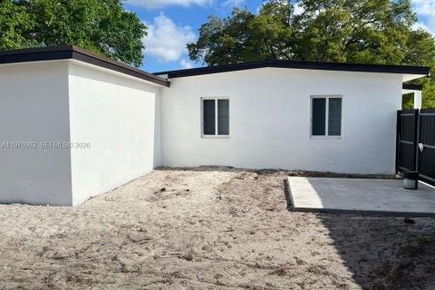 House in Miami Gardens, Florida 3 bedrooms, 130.53 sq.m. № 2043257 - photo 23
