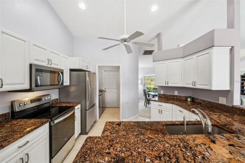 House in Cape Coral, Florida 3 bedrooms, 172.43 sq.m. № 1631587 - photo 22