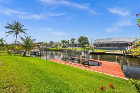 House in Cape Coral, Florida 3 bedrooms, 172.43 sq.m. № 1631587 - photo 11