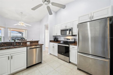 House in Cape Coral, Florida 3 bedrooms, 172.43 sq.m. № 1631587 - photo 21