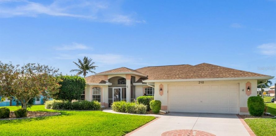 House in Cape Coral, Florida 3 bedrooms, 172.43 sq.m. № 1631587