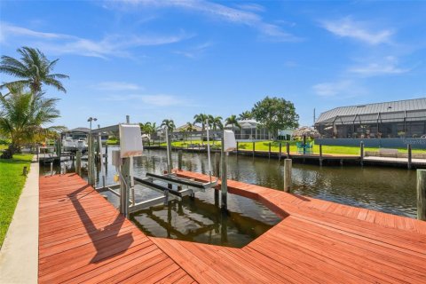 House in Cape Coral, Florida 3 bedrooms, 172.43 sq.m. № 1631587 - photo 12